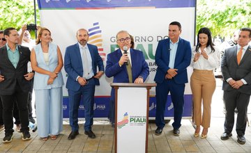 Governador em exercício entrega 700 registros de imóveis em Santa Filomena nesta quarta (14) (Foto: Divulgação)