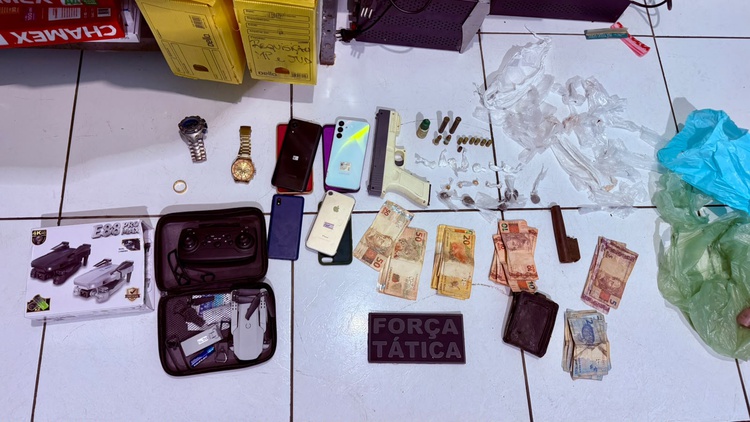 Polícia Militar apreende drogas, munições e outros materiais durante operação em Várzea Grande do Piauí.