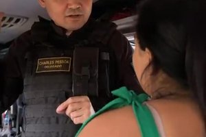 Mulher acusada de homicídio é presa após abordagem a ônibus na BR 343 (Foto: Divulgação)