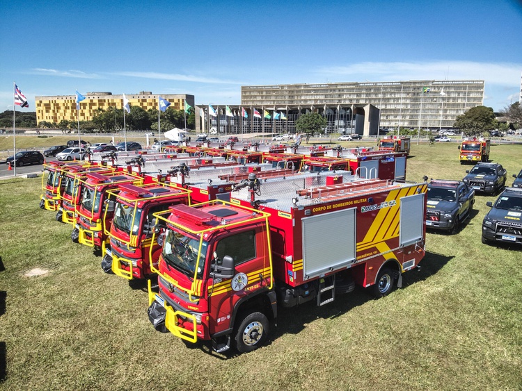 Chico Lucas entrega veículos e equipamentos para o Corpo de Bombeiros