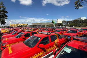 Chico Lucas entrega veículos e equipamentos para o Corpo de Bombeiros (Foto: Dvulgação)