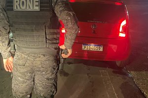 Rone prende casal por porte ilegal de arma de fogo e cumpre mandado de prisão durante abordagem na zona Sudeste de Teresina (Foto: Dvulgação)