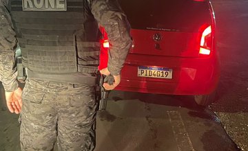 Rone prende casal por porte ilegal de arma de fogo e cumpre mandado de prisão durante abordagem na zona Sudeste de Teresina (Foto: Dvulgação)