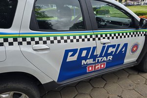 Polícia Militar apreende arma de fogo, drogas e prende dois suspeitos na zona Leste de Teresina (Foto: TELSIRIO ALENCAR/PAUTA JUDICIAL) Polícia Militar apreende arma de fogo, drogas e prende dois suspeitos na zona Leste de Teresina (Foto: TELSIRIO ALENCAR/PAUTA JUDICIAL)